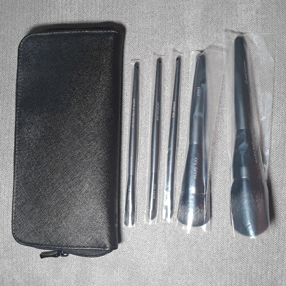Mary Kay Essential Brush Collection New.